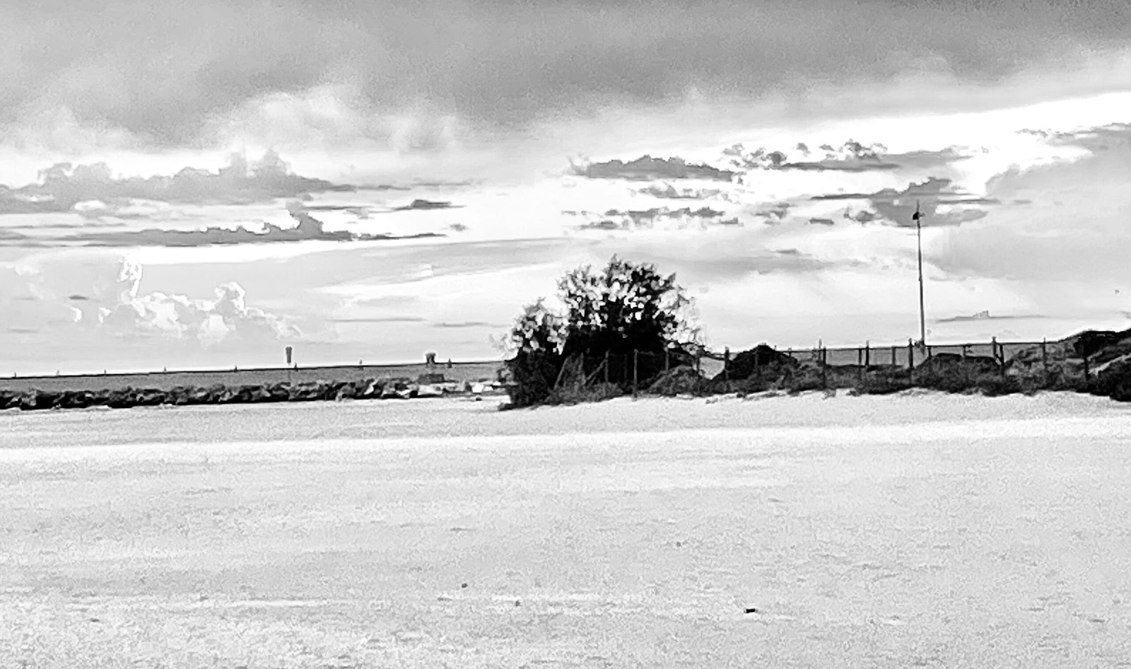 Paesaggio della costa friulana in bianco e nero